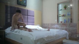 长屌哥激战逛商场搭讪认识的性感美女导购员,性欲旺盛连搞2次叫床厉害：宝贝快操我,操久一点,好爽啊,快用力,这样干好痛!