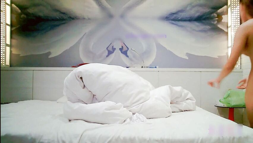 大神素人投稿1月精品大片泰国篇：约啪泰国旅游活泼可爱学生妹,小穴紧致难以进入,疼痛难耐直喊：慢一点.高清版!