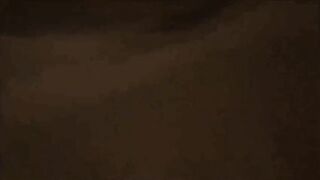 两个生意伙伴带着早早辍学出来援交的年轻妹子玩3P，黑暗中射出的光线是恰到好处，给人一种在月下交合之美