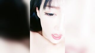 颜值不错老牌主播瞳孔自慰大秀 逼逼粉嫩全裸床上两根手指抠逼呻吟娇喘 很是诱惑喜欢不要错过