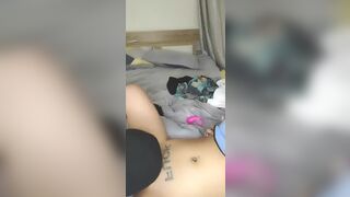 这婊子是有多欠操啊，一口就把鸡巴咬进去吸吮，性感的纹身上位电臀