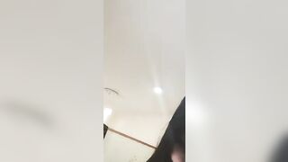 这婊子是有多欠操啊，一口就把鸡巴咬进去吸吮，性感的纹身上位电臀