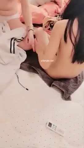 疯狂4P轮着操嫩逼90后美眉 呻吟叫床给力