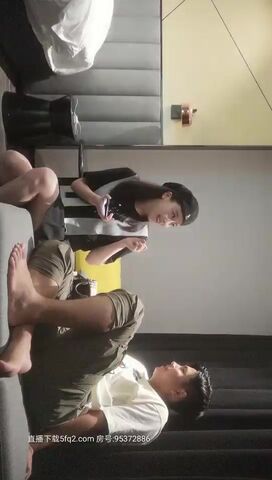 小宝寻花约了个黑帽高颜值外围妹子，舌吻调情扣逼沙发上操骑乘抽插猛操，呻吟娇喘非常诱人