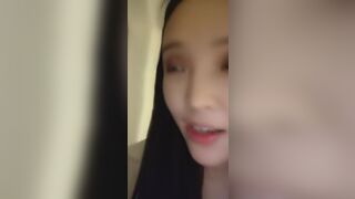 小婊妹的诱惑露脸一天不做爱浑身都难受，舔着小哥哥的鸡巴说着最骚的情趣，无毛骚逼特写各种姿势抽插，浪叫不断