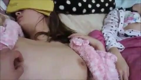 【迷奸】妹妹带两个闺蜜来家里留宿过夜被我同时迷晕了日了个大奶子的