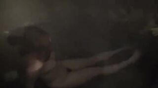 【强奸无码】深夜里泡温泉的女孩被人无耻的强奸