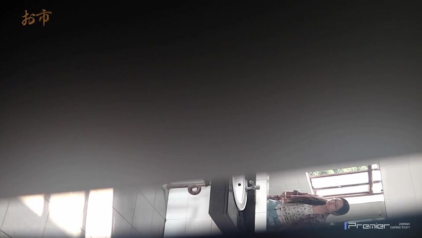 国内厕拍大神潜入某师范学院女厕偷拍学生妹嘘嘘下课人多要排队等厕位