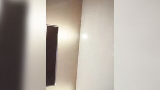 老毛探花约了个肉肉身材丰满少妇，洗完澡舔弄口交扣逼床边大力猛操，呻吟娇喘非常诱人