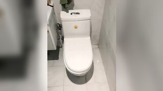 【麻花免费视频】月月骚长相甜美萌妹子浴室湿身诱惑，洗完近距离特写手指道具插入自慰，掰穴震动呻吟娇喘诱人