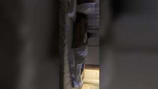 小伙约炮大一女神很害羞，脱内裤的时候还捂着脸“关灯关灯”