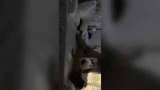 小伙约炮大一女神很害羞，脱内裤的时候还捂着脸“关灯关灯”