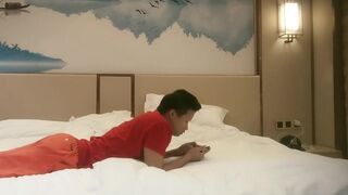 《韦小宝的第二春》3个单男宾馆约炮一块玩弄一个逼毛浓密性欲强的骚女