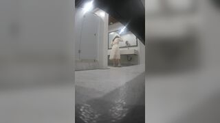 最新流出办公楼厕拍系列 骚气黑衣小妹还没蹲下就走光被看到晃眼的白内裤