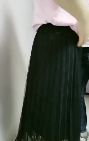 厂长勾搭女员工穿裙子扒起来就是方便，脱光按在床上激情抽插叫声骚浪