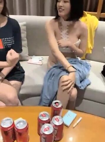一男三女划拳赌脱衣服 脱的差不多然后3P互相操起来 陌生妹子照样操