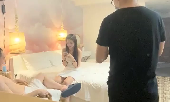 源码高清录制黄金搭档3人组《神探老金》瘦个男干苗条长发妹不知道为何中途老金进来训斥妹子